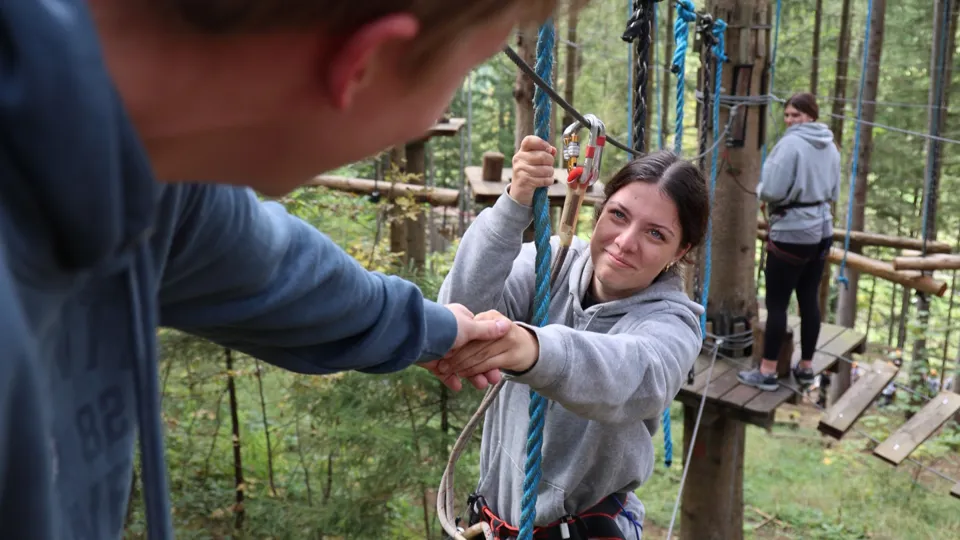 Jugendliche beim Risiko.FIT-Training im Klettergarten