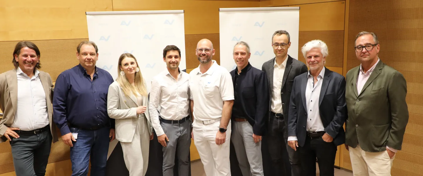 Vertreterinnen und Vertreter von AUVA, Medartis Austria und der PMU Innovations GmbH stehen in einem Saal vor zwei Flipcharts
