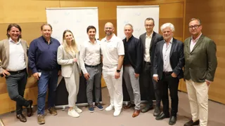 Vertreterinnen und Vertreter von AUVA, Medartis Austria und der PMU Innovations GmbH stehen in einem Saal vor zwei Flipcharts