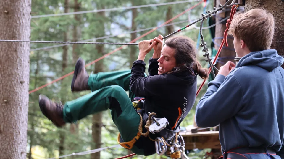 Jugendliche beim Risiko.FIT-Training im Klettergarten