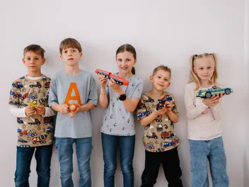 Verkehrsgeraeuschequiz 1440©Alek Kawka Kinder mit Spielzeugautos