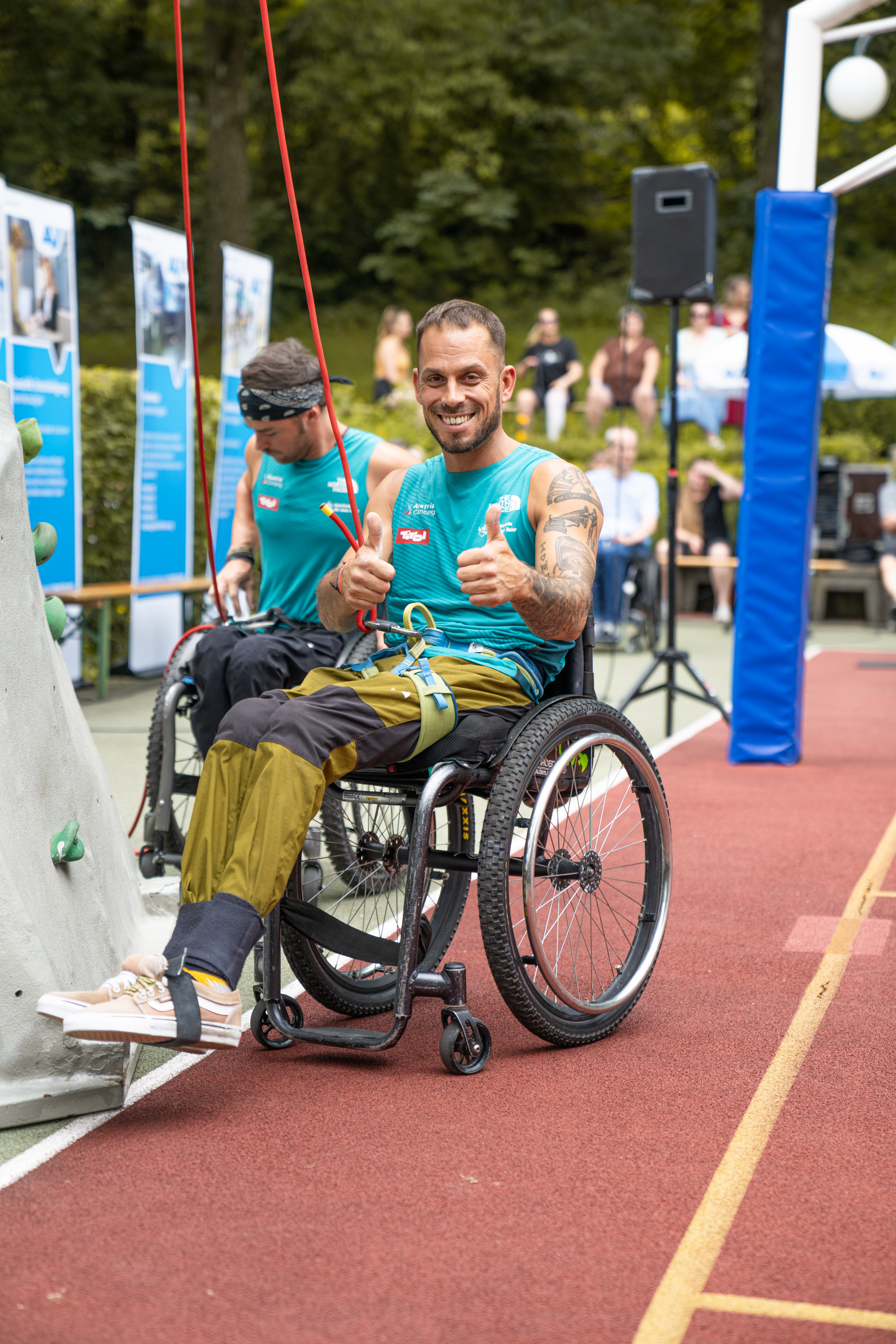 Zwei für Paraclimbing sich vorbereitende Teilnehmende im Rollstuhl am AUVA-RKT-Sportfest 2023 