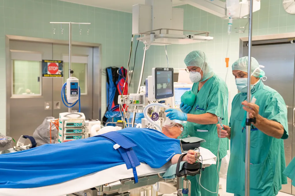 Anästhesie Verabreichung beim Patient Zwei Ärzte führen Anästhesie beim Patienten durch