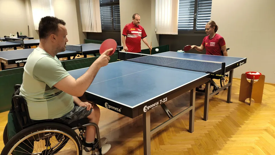 Rollstuhltischtennis: Im Bild sind eine Spielerin und zwei Spieler