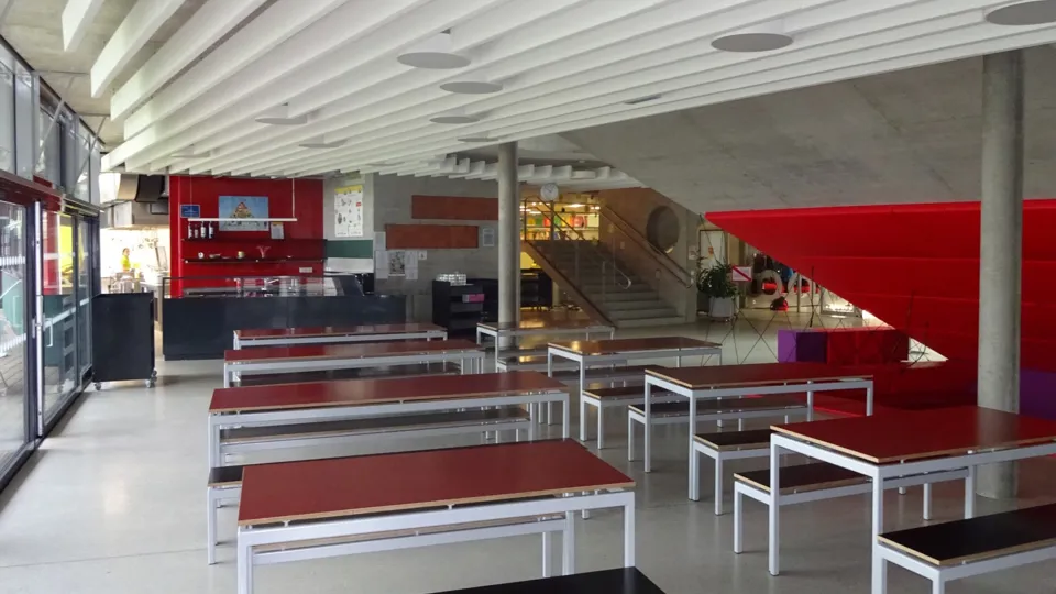 Eine Kantine mit innovativem Deckenkonzept zur positiven Beeinflussung der Raumakustik