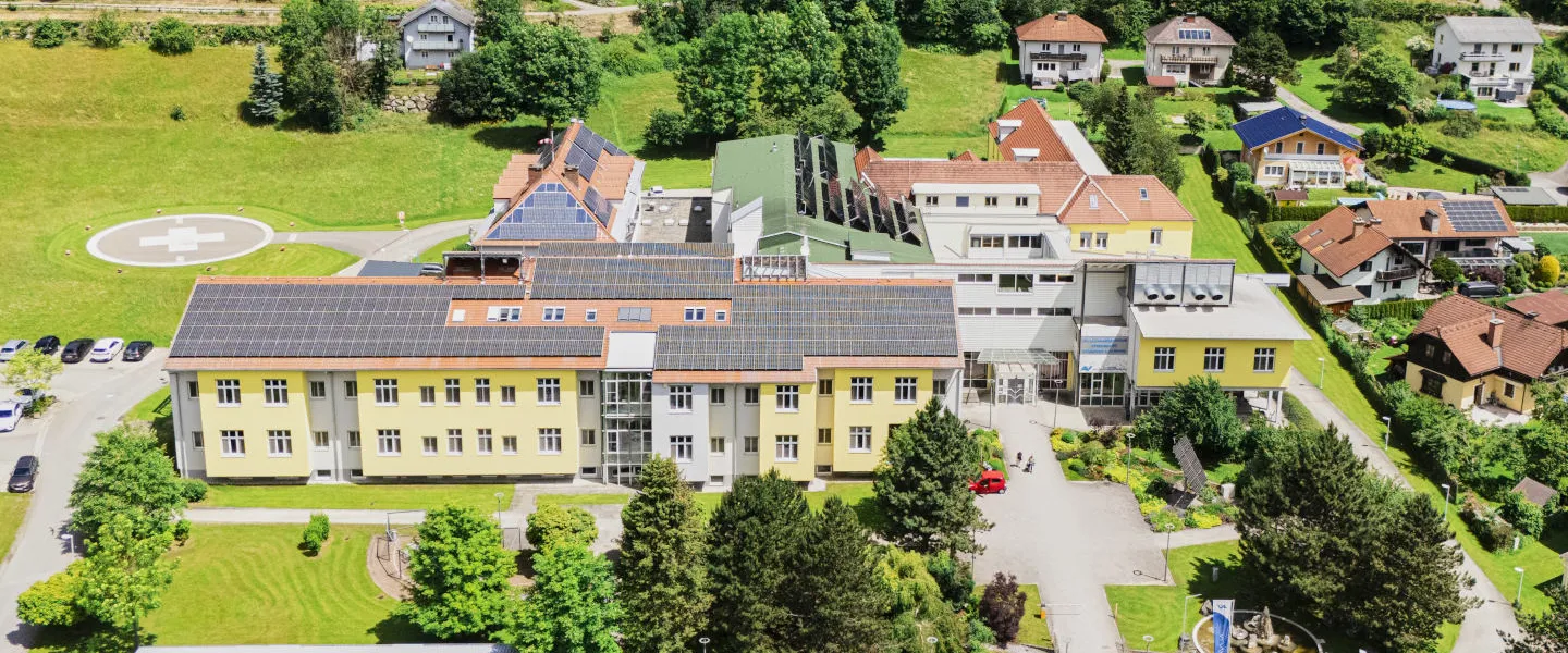 Luftaufnahme vom gesamten Gebäude des Unfallkrankenhaus Steiermark Standort Kalwang Luftaufnahme vom gesamten Gebäude des Unfallkrankenhaus Steiermark Standort Kalwang