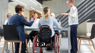 Adobestock 310173874 1440 Credit Robert Kneschke Gruppe diverser Personen bei einem Meeting