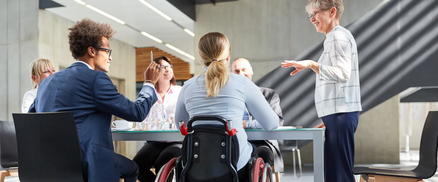 Adobestock 310173874 1440 Credit Robert Kneschke Gruppe diverser Personen bei einem Meeting