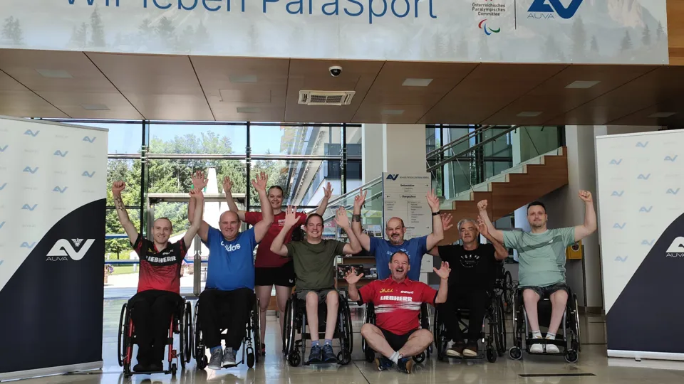 Gruppenbild 2 der Teilnehmer:innen des Trainingslehrgangs Rollstuhltischtennis im RZ Häring