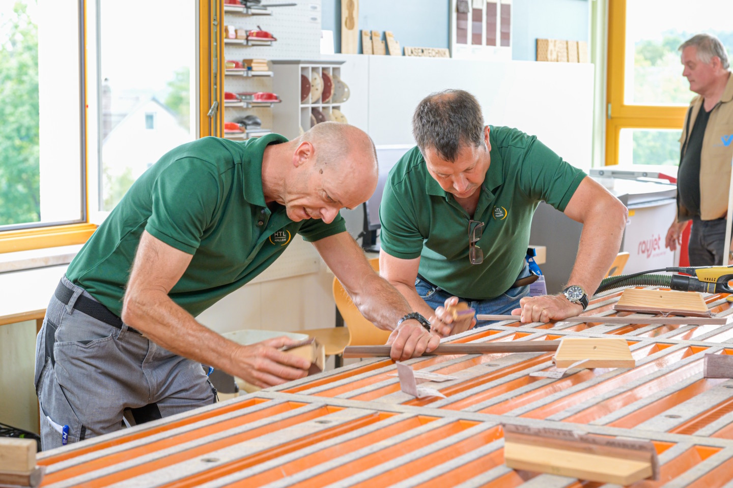 zwei Männer arbeiten an einem Werkstück