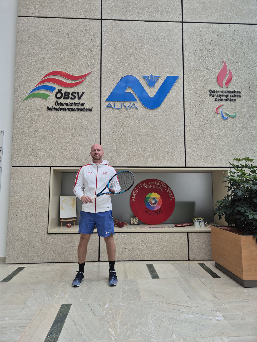 Parasportler Erwin Leibetseder, im Hintergrund die Logos der AUVA sowie des ÖPC und des ÖBSV