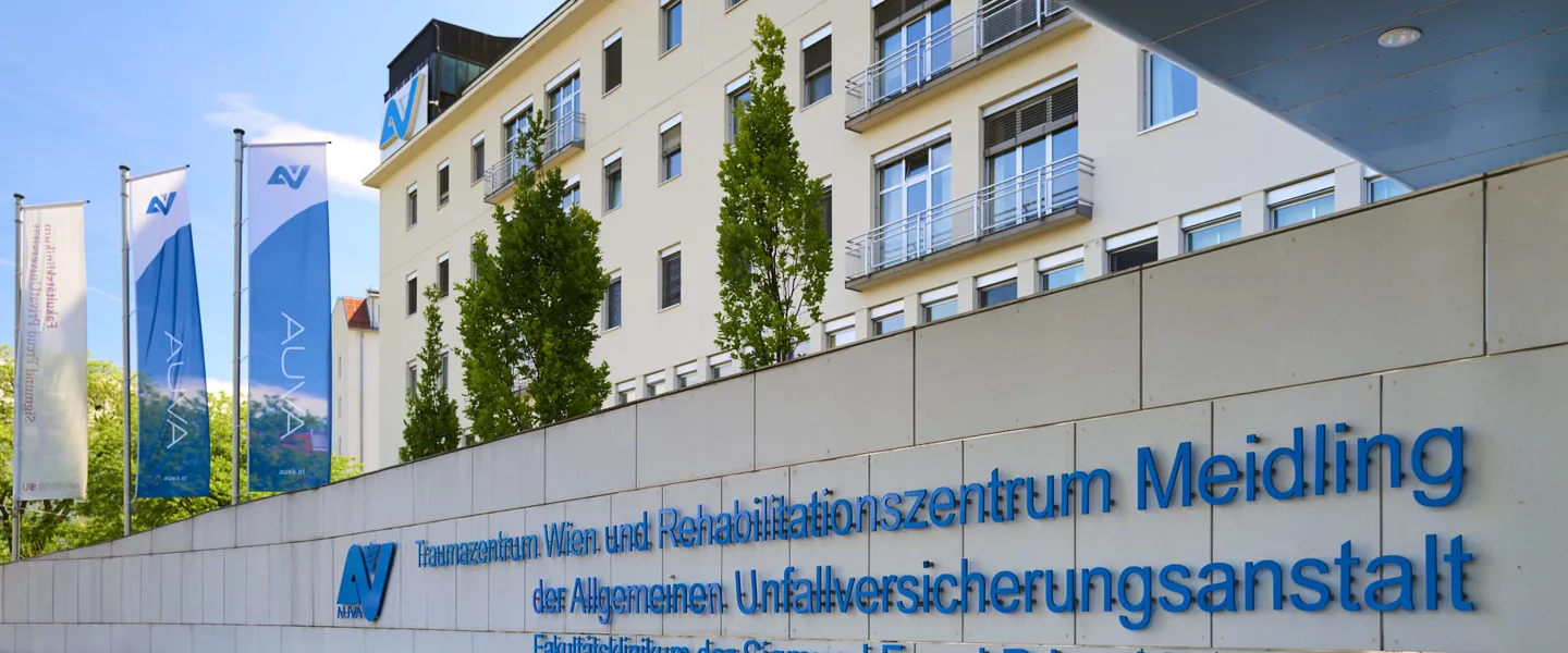 Schriftzug und AUVA-Logo nahe dem Haupteingang des Traumazentrums Wien Standort Meidling sowie ein Teil des Gebäudes Schriftzug und AUVA-Logo nahe dem Haupteingang des Traumazentrums Wien Standort Meidling sowie ein Teil des Gebäudes
