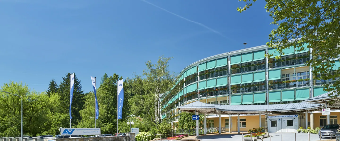 Außenaufnahme der Rehabilitationsklinik Tobelbad inklusive Haupteingang