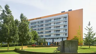 UKH Linz Web 018 Außenaufnahme des AUVA-Unfallkrankenhauses Linz inklusive Parkanlagen