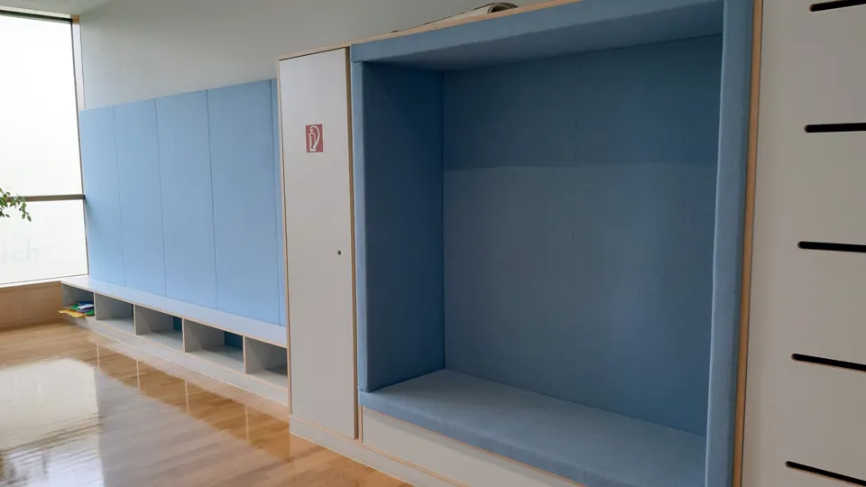 Mit Filz ausgekleidete Sitznische außerhalb einer Schulklasse