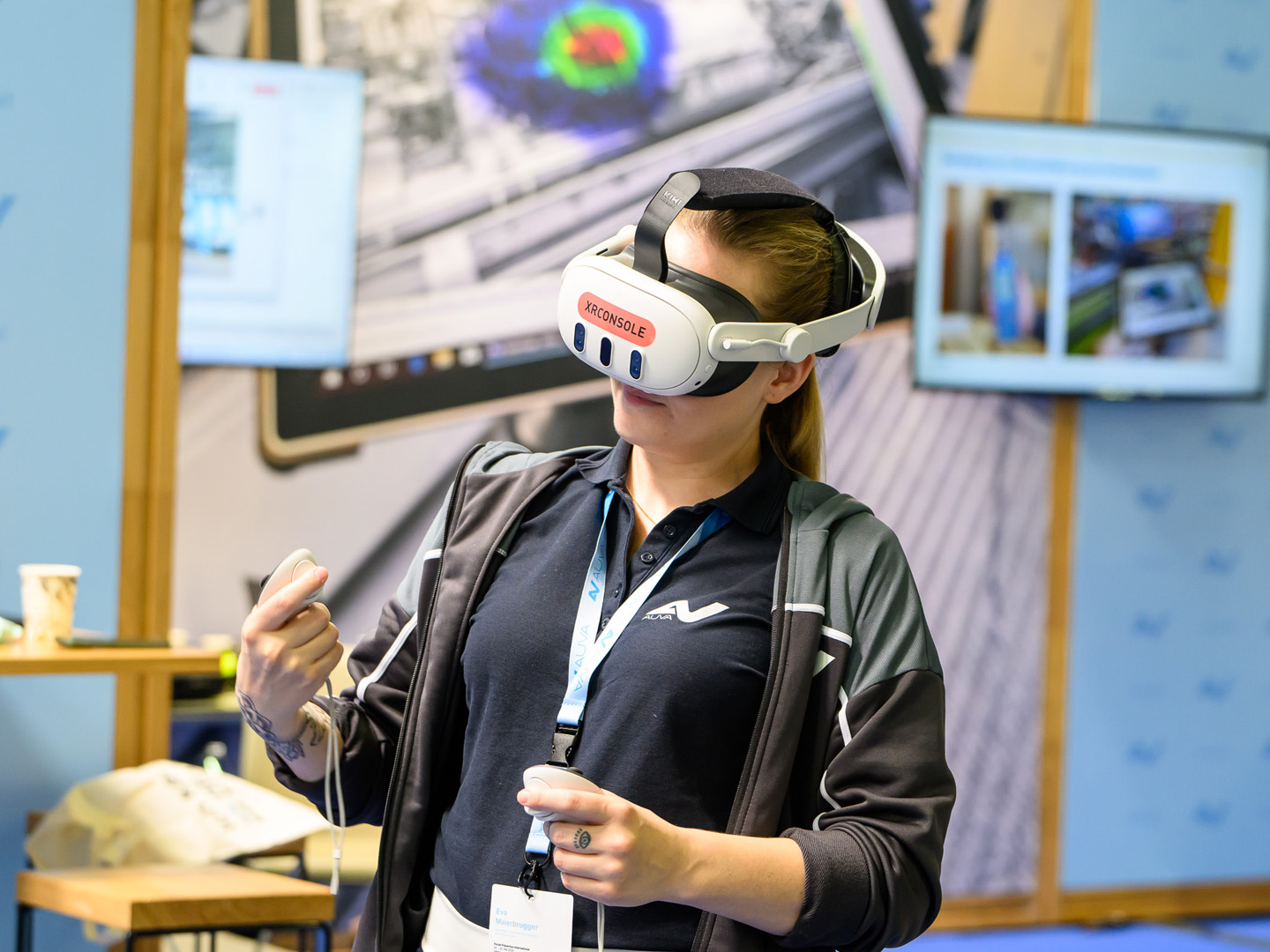 eine Person mit einer VR-Brille