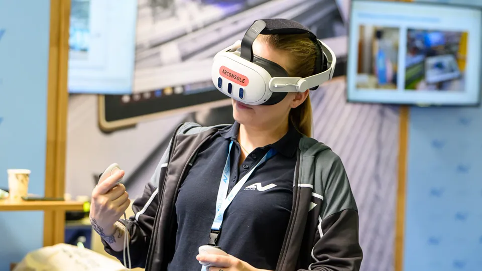 eine Person mit einer VR-Brille
