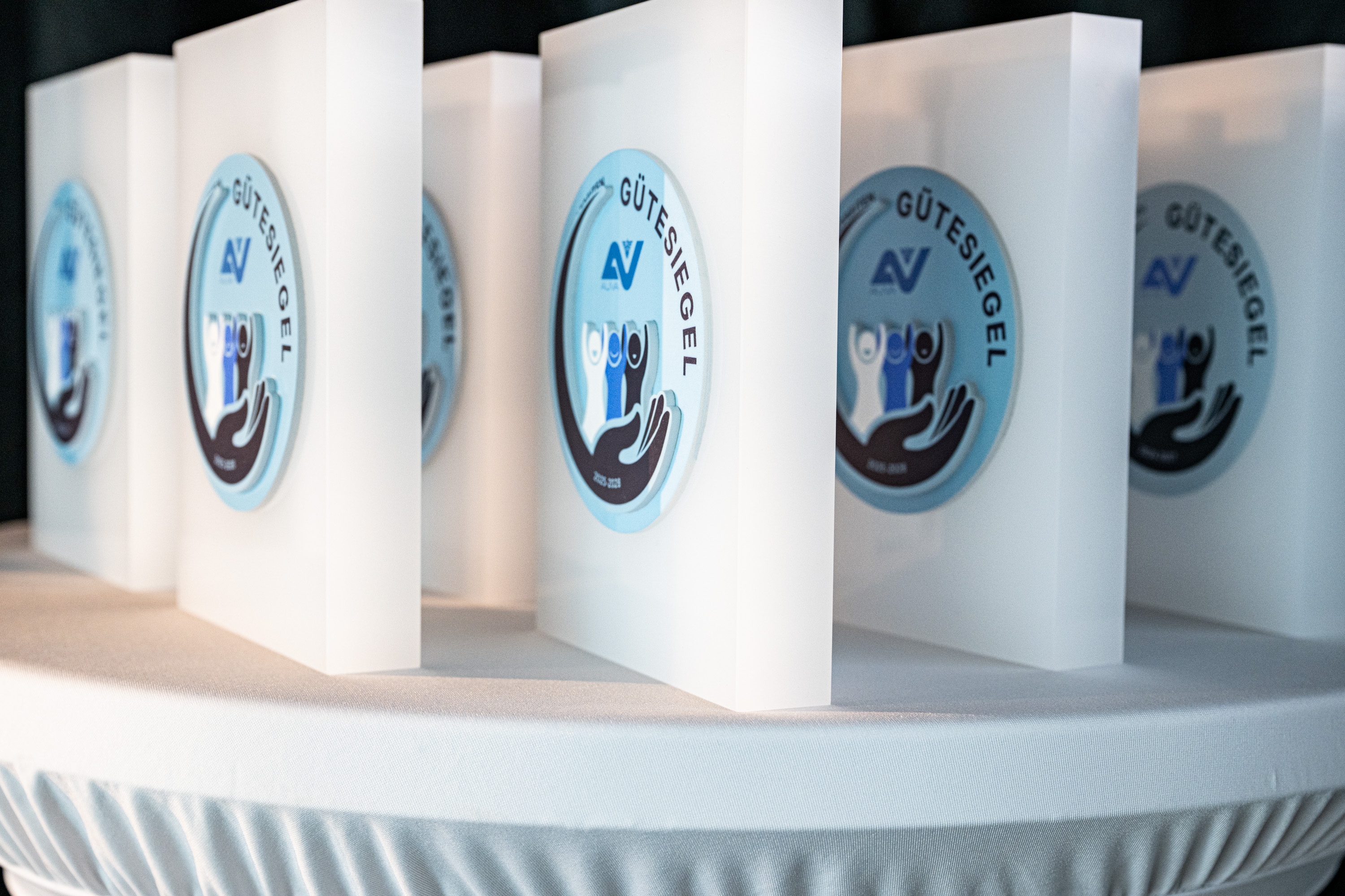 AUVA-Gütesiegel-Trophäen auf einem Stehtisch