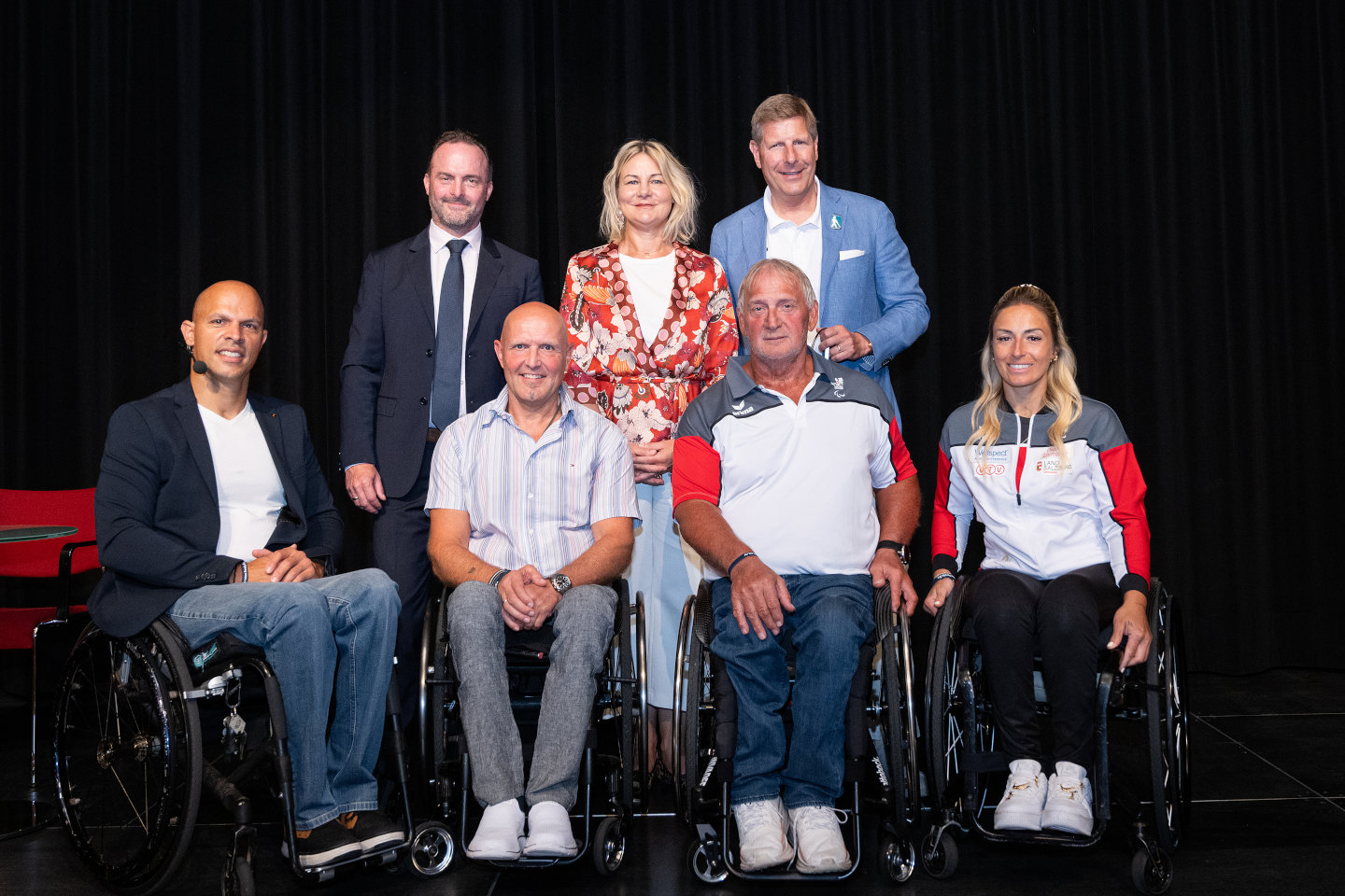 Im Hintergrund AUVA-Generaldirektor Mag. Alexander Bernart, ÖPC-Generalsekretärin Mag.a Petra Huber und der Präsident des ÖBSV Julian Hadschieff, im Vordergrund Parasportler