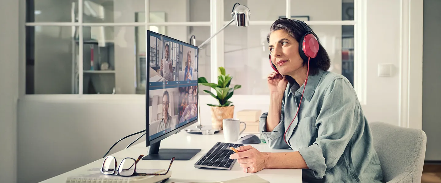 Digitalisierungskampagne – New Work Foto Frau im Mobile Office, nimmt an einer Videokonferenz teil und hört aktiv zu.