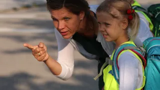Schulwegtraining Elternbroschueren 1440 Credit Lscom Mutter und Tochter beim Schulwegtraining