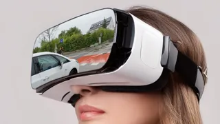 Frau bei der Ausführung der VR-Box.