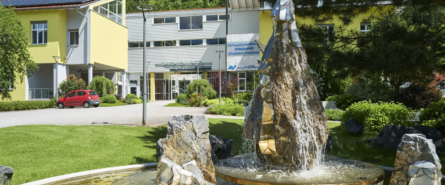UKH Stmk. Standort Kalwang WEB 005 Haupteingang des AUVA-Unfallkrankenhauses Steiermark, Standort Kalwang mit Brunnen