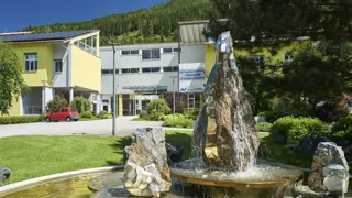 UKH Stmk. Standort Kalwang WEB 005 Haupteingang des AUVA-Unfallkrankenhauses Steiermark, Standort Kalwang mit Brunnen