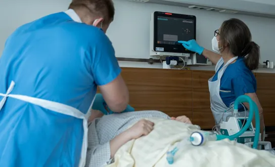 RM Medizinische Diagnostik - QM Meidling 8 (1) VDR Patient im Bett liegend während medizinischer Diagnostik - Qualitätsmanagement im AUVA-RZ Meidling
