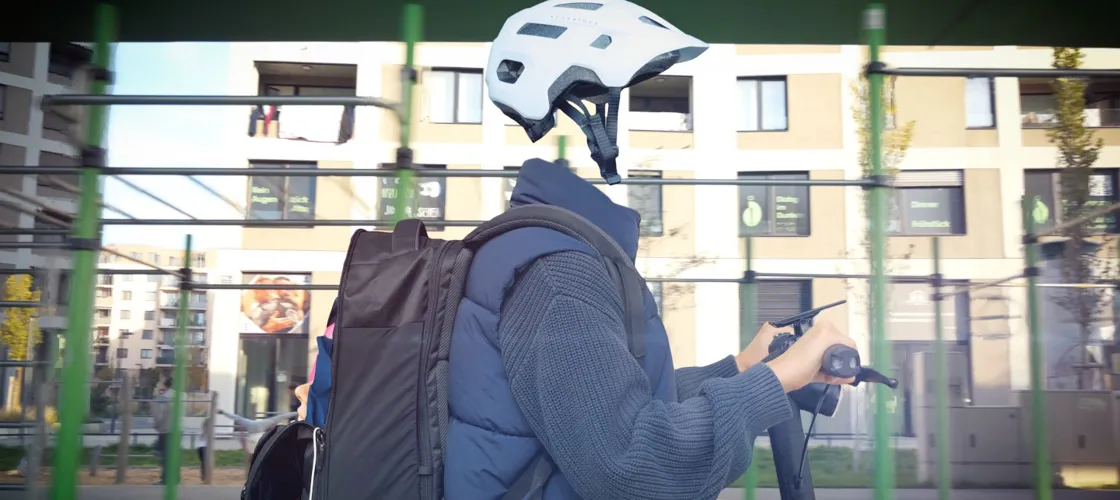 Radfahrer 1 1440 (C) Brokkoli Rollerfahrer ohne Kopf