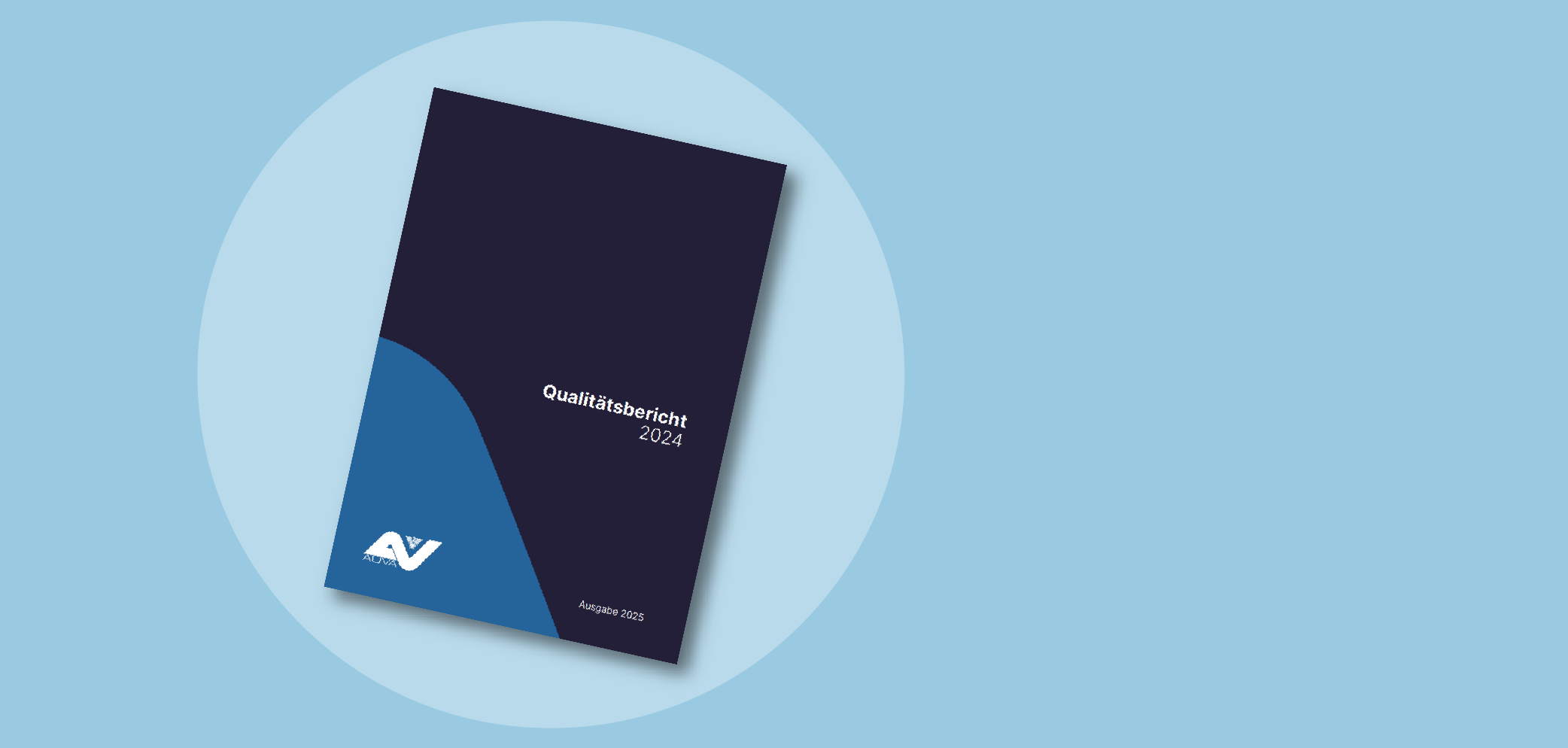 In AUVA-Blau gehaltenes Mockup mit dem Titelblatt des AUVA-Qualitätsberichts 2024
