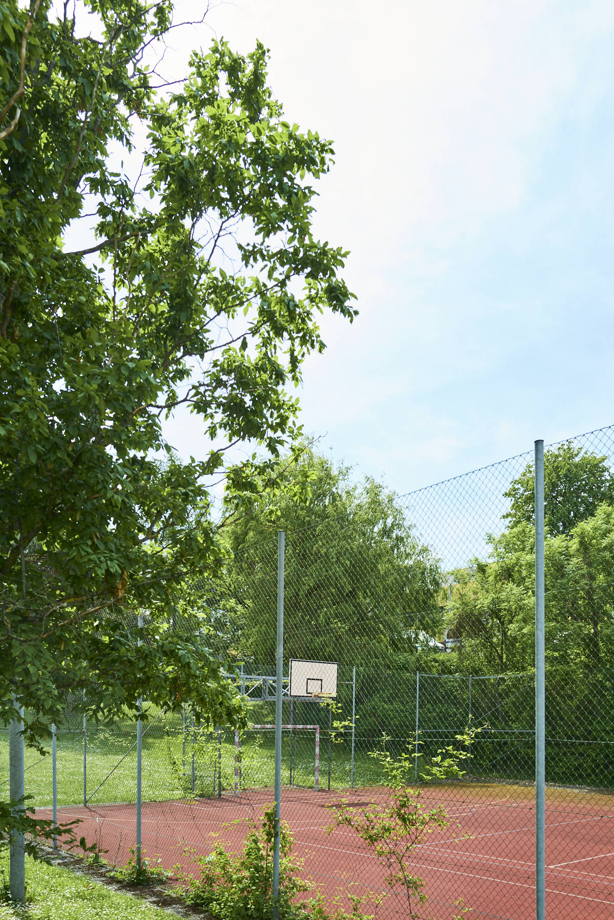 Der Outdoor-Basketballplatz des AUVA-Rehabilitationszentrums Weißer Hof für Behindertensport