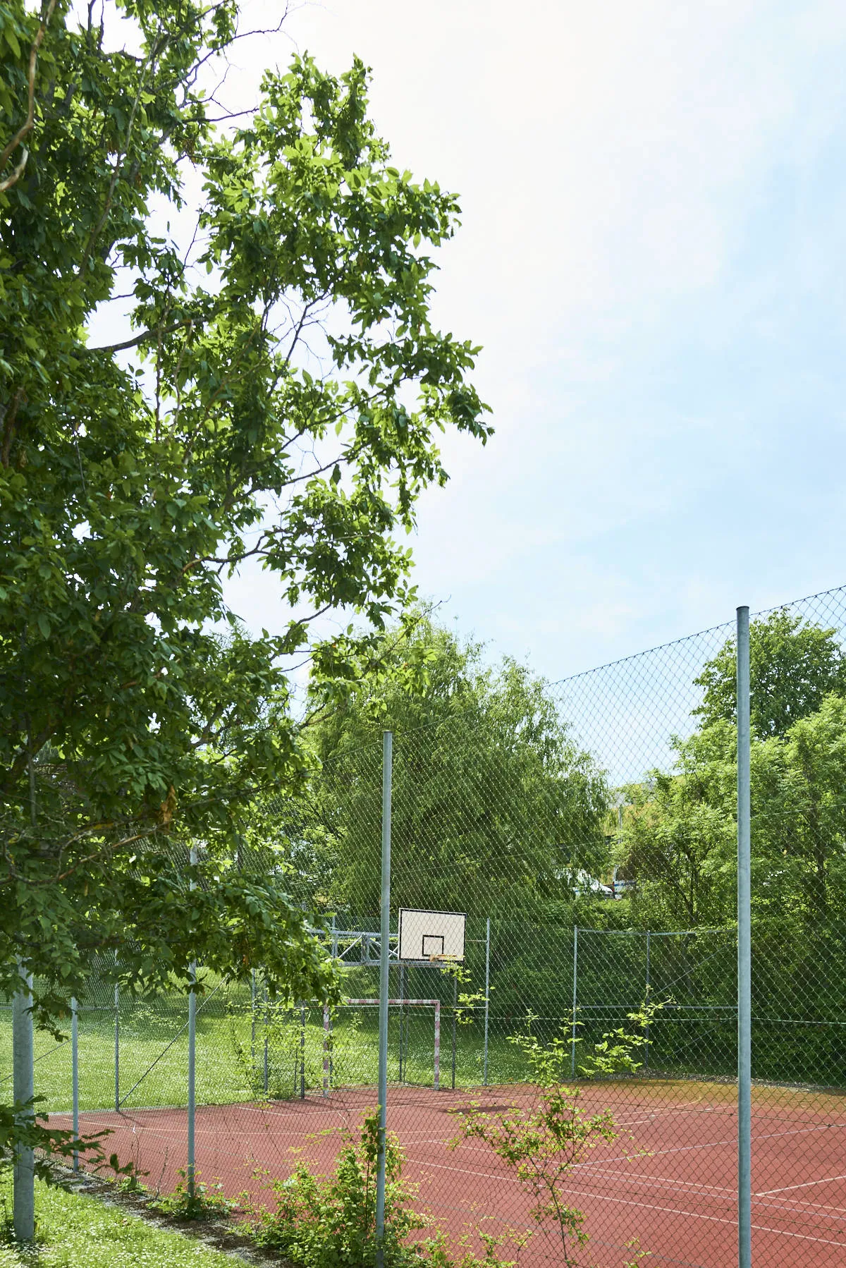 Behindertensport - Outdoor-Basketballplatz des AUVA-Rehabilitationszentrums Weißer Hof  Der Outdoor-Basketballplatz des AUVA-Rehabilitationszentrums Weißer Hof für Behindertensport