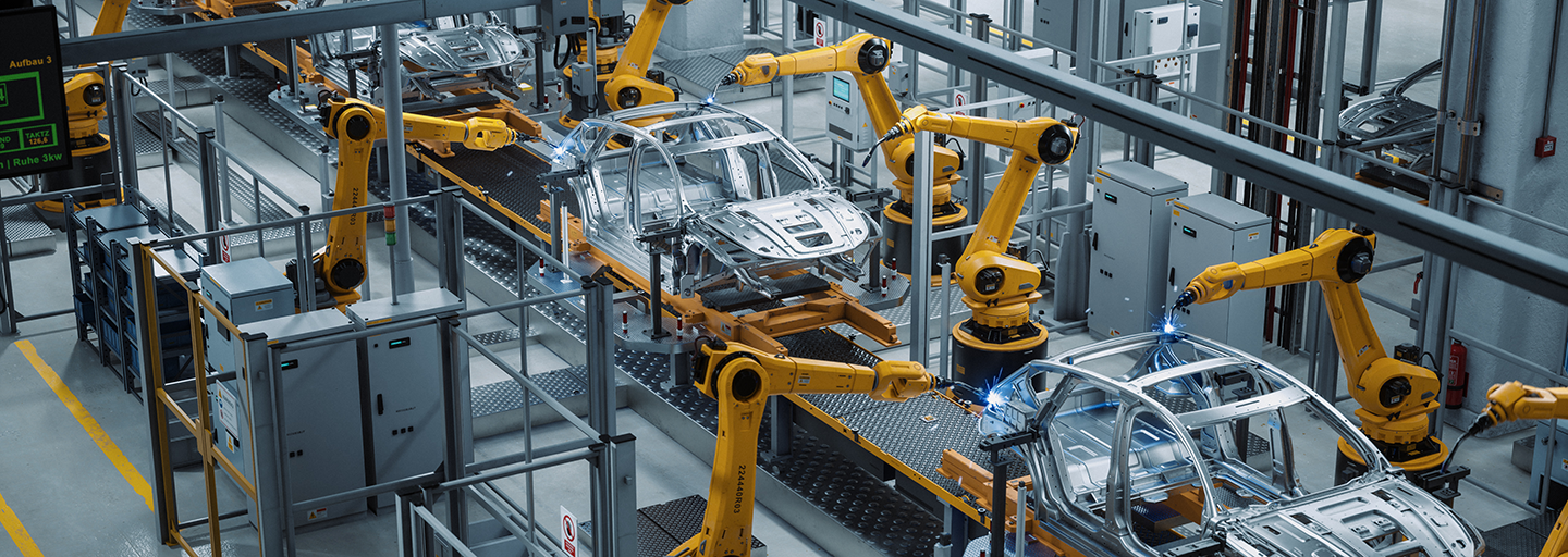 Industrieroboter in einer Autoproduktionshalle