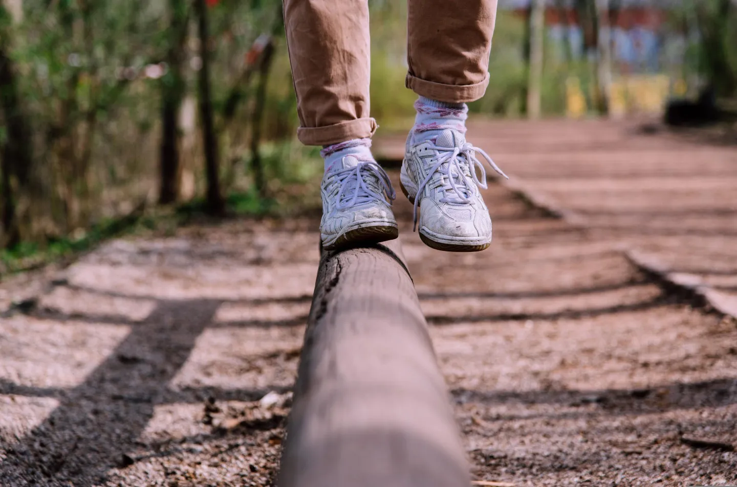 Balance 6157258 1440 Credit Wal 172619 Pixabay Zwei Füße balancieren auf einem Holzstamm