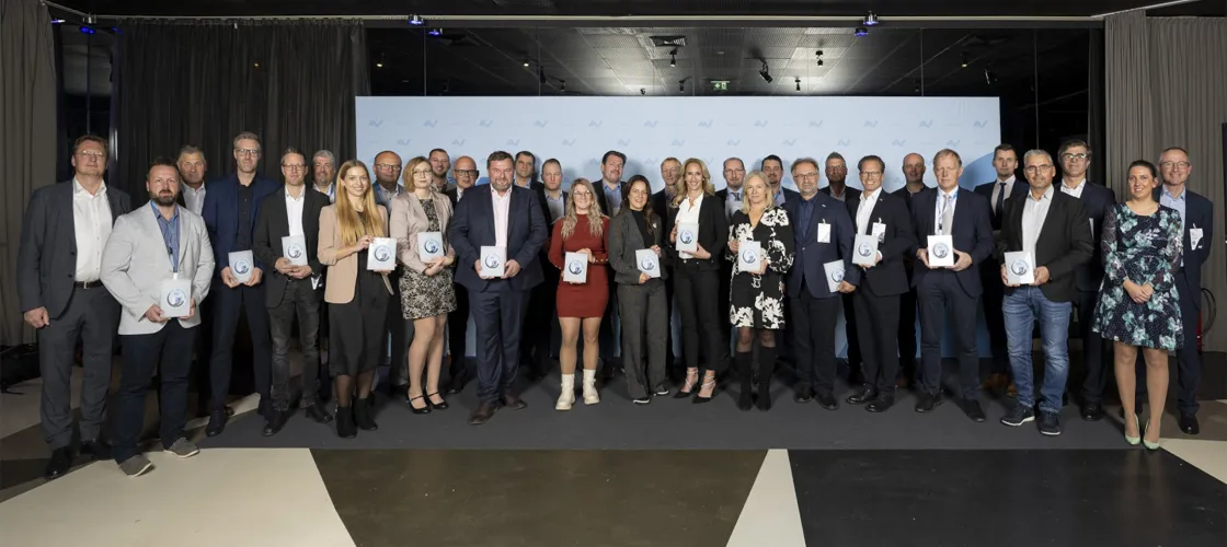 Gruppe Guetesiegel 24 1440 REI5367 R.Reichhart AUVA-Gütesiegel 2024: Gruppenfoto der ausgezeichneten Unternehmen