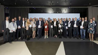 Gruppe Guetesiegel 24 1440 REI5367 R.Reichhart AUVA-Gütesiegel 2024: Gruppenfoto der ausgezeichneten Unternehmen