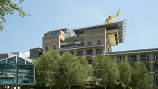 UKH Stmk. Standort Graz WEB 002 Außenaufnahme des AUVA-Unfallkrankenhauses Steiermark, Standort Graz mit Parkanlagen am Eingang