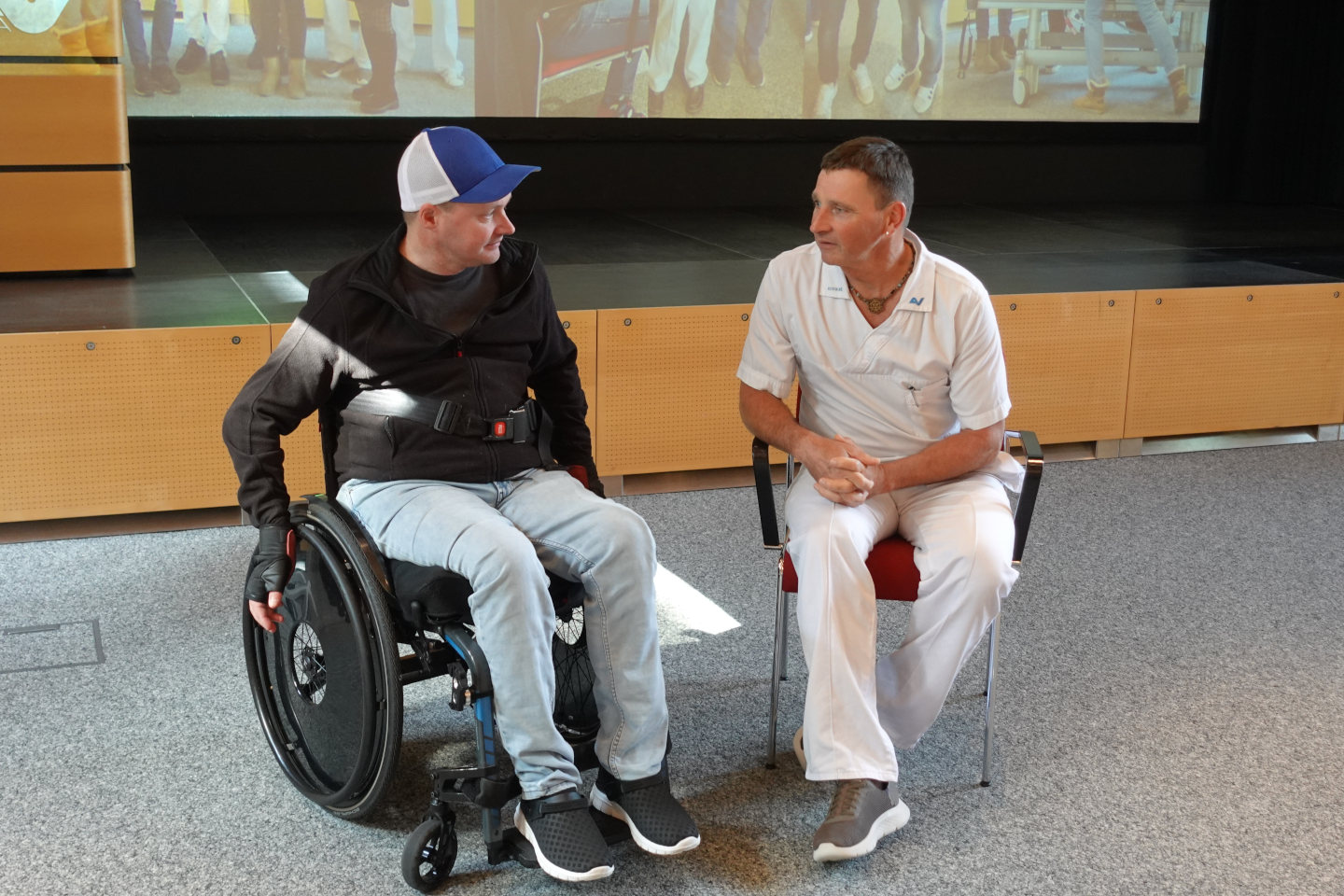 AUVA-Mitarbeitender Klaus Obertautsch im Gespräch mit dem Patienten Wolfgang Himberger