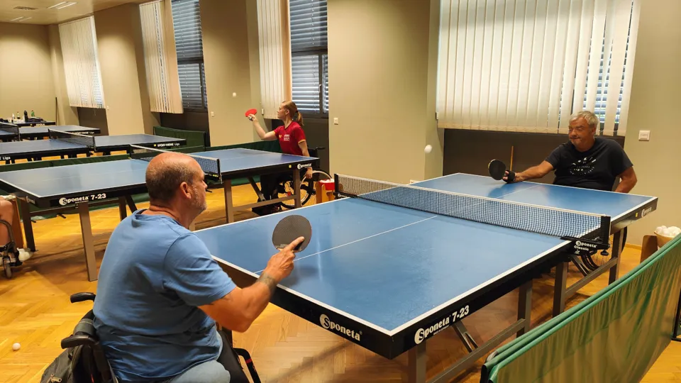 Rollstuhltischtennis: Im Bild sind eine Spielerin und zwei Spieler