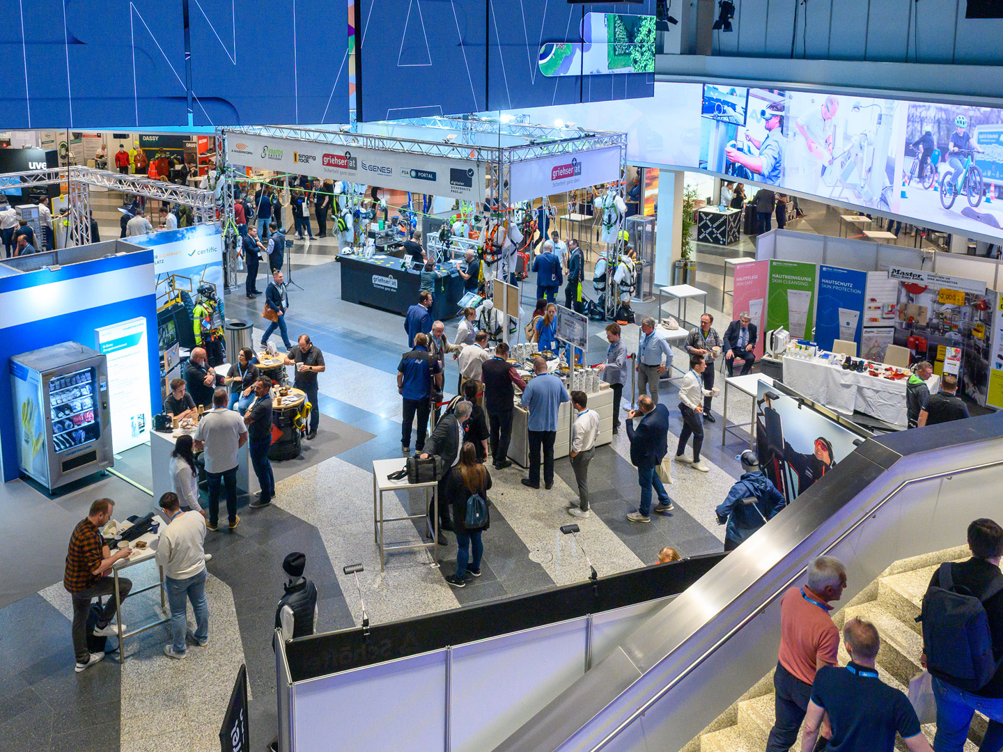 Blick von oben auf einen Menschenmenge in einer Ausstellungshalle