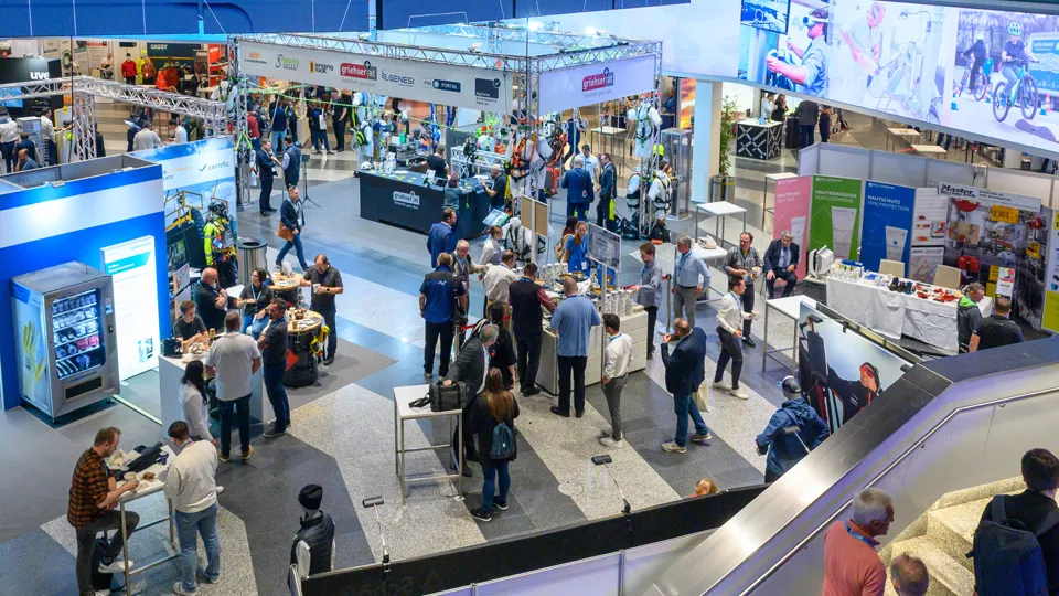 Blick von oben auf einen Menschenmenge in einer Ausstellungshalle