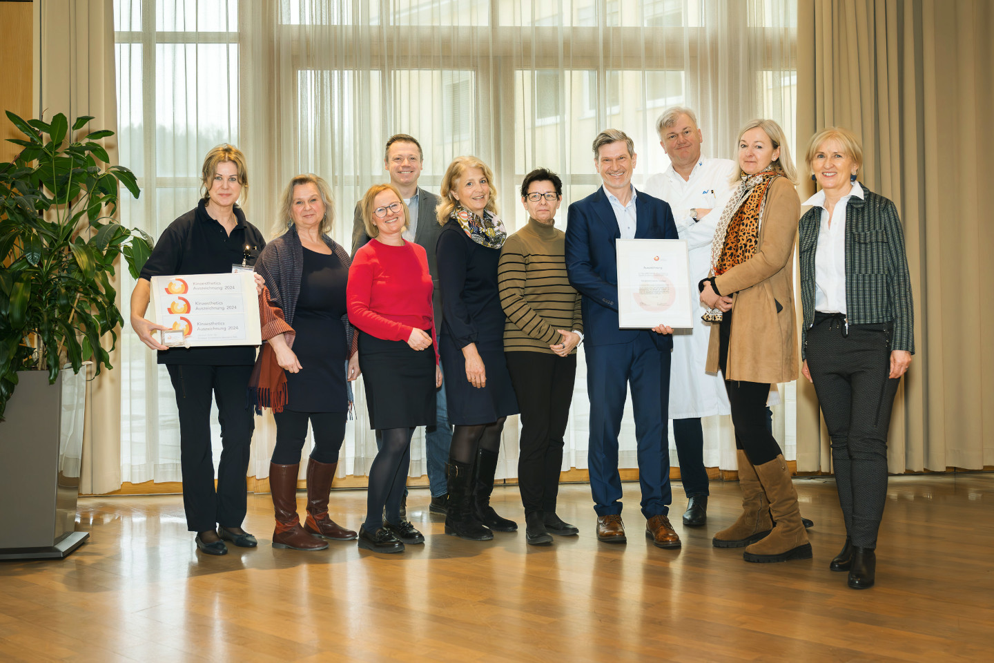 Team der Rehabilitationsklinik Tobelbad inkl. Management präsentiert die Kinästhetik-Auszeichnungsurkunde