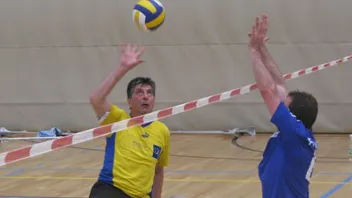 RT - Sitzball - Behindertensport Zwei beinamputierte Männer spielen Sitzball.
