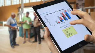 Evaluierung der Altersstruktur im Betrieb mittels Tablet.