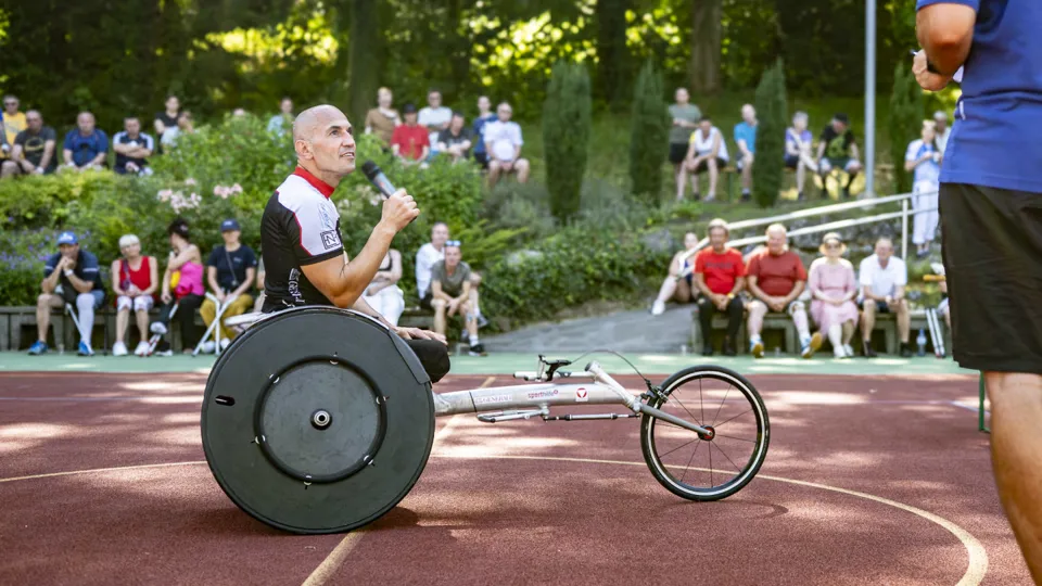 Moderator des Sportfestes spricht ins Mikrofon