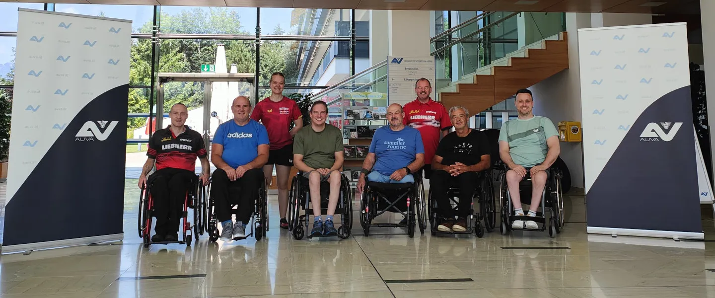 Gruppenbild der Teilnehmer:innen des Trainingslehrgangs Rollstuhltischtennis im RZ Häring Gruppenbild der Teilnehmer:innen des Trainingslehrgangs Rollstuhltischtennis im RZ Häring