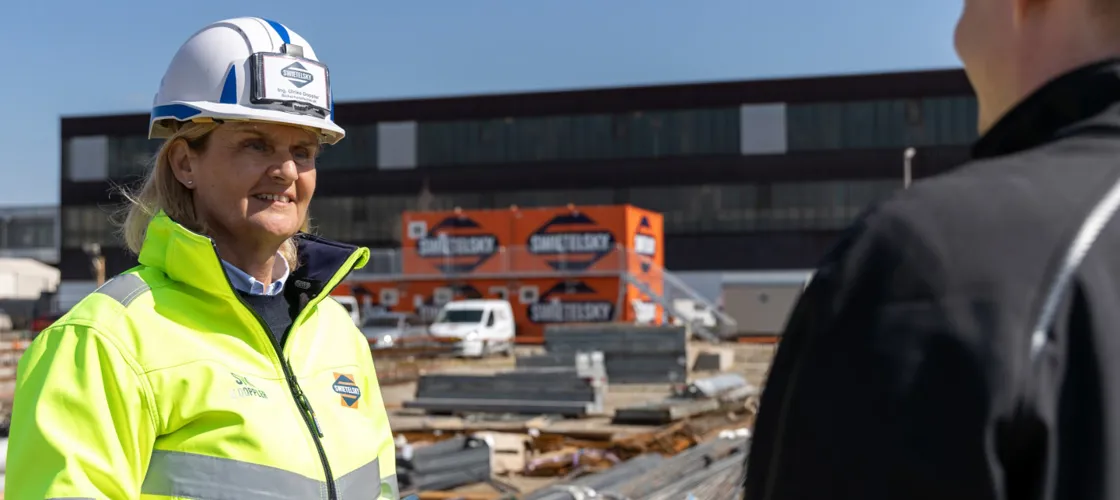 Bau Interview Doppler 1440 2 Credit Kierner Eine Frau und ein Mann im Gespräch auf einer Baustelle