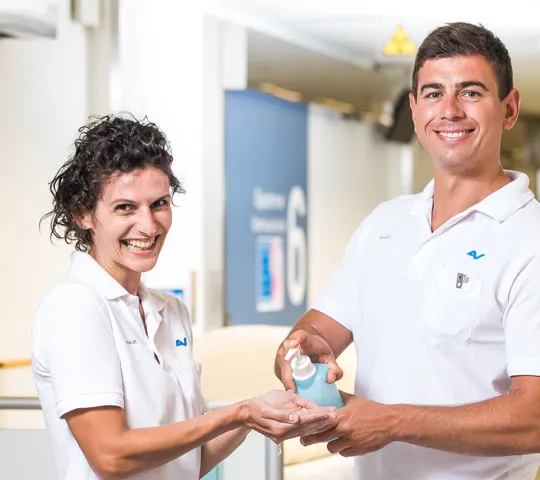 Zwei Personen aus dem Hygiene-Team des UK in Arbeitskleidung