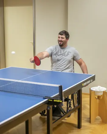 Tischtennis-Parasportler schlägt eine Rückhand